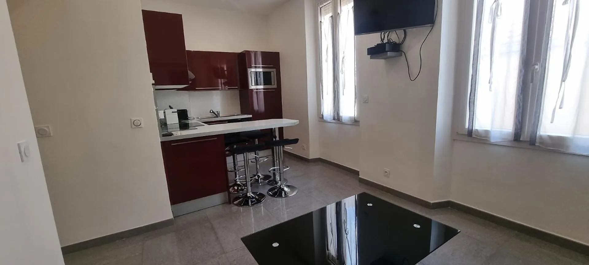 One Bedroom Andre contacts